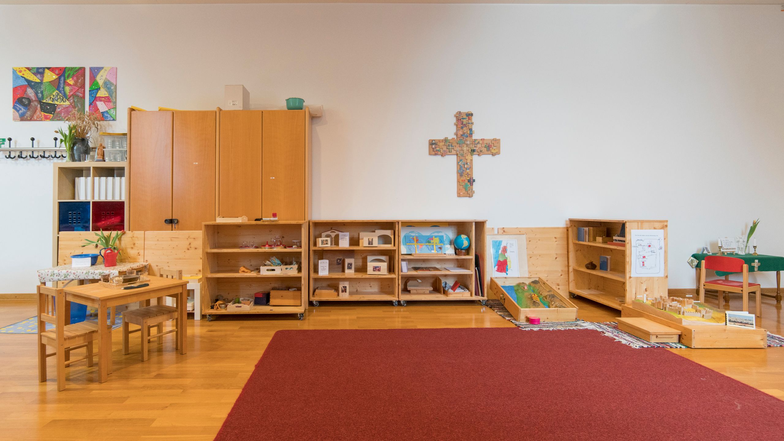 Atrium Stufe I in einem Mehrzweckraum in einer Pfarrei mit rollbaren und verschließbaren Regalen