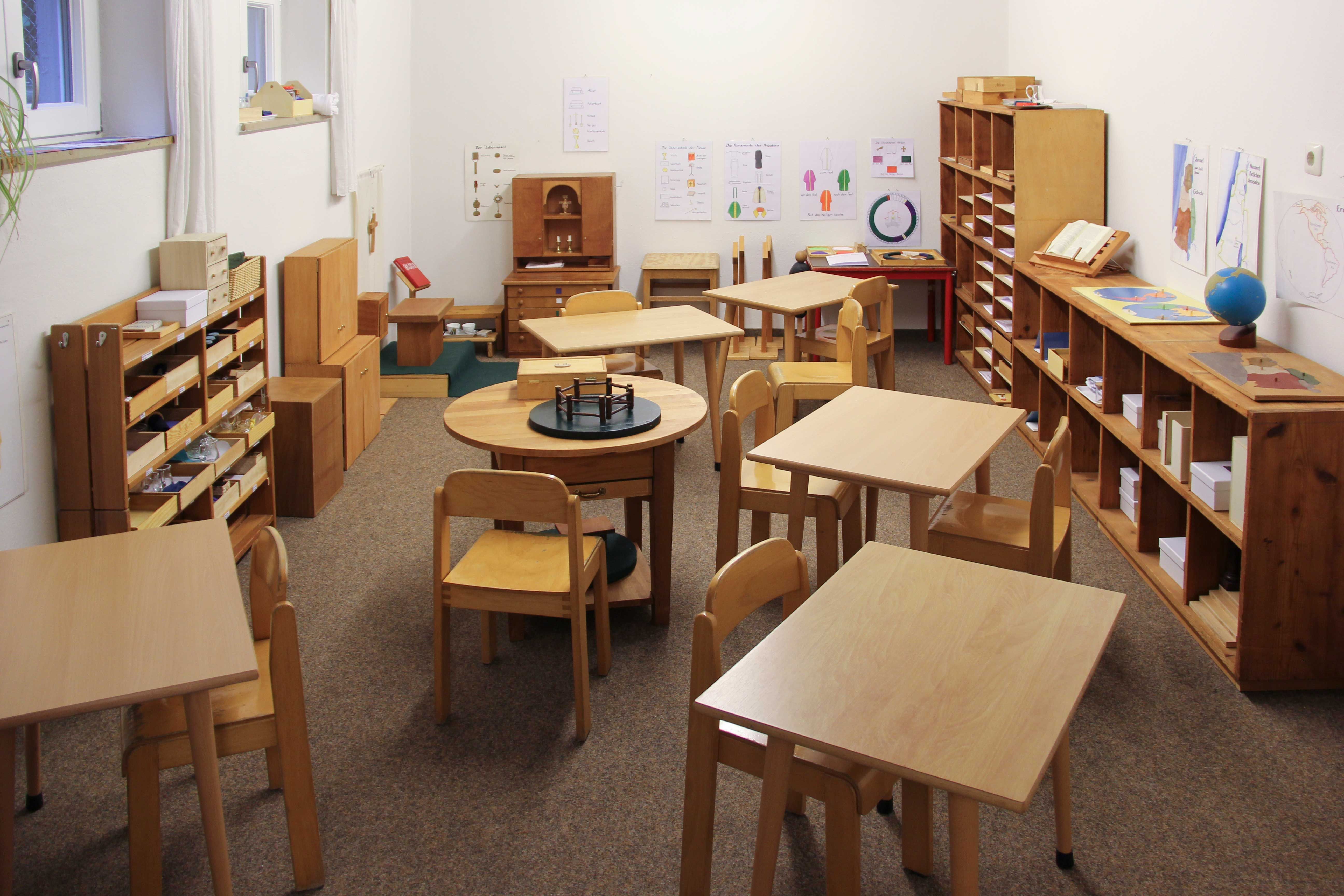 Im Atrium für die Stufe I sind die katechetischen Materialien in offenen Regalen, in der Mitte ist der Tisch mit dem Material des Guten Hirten.