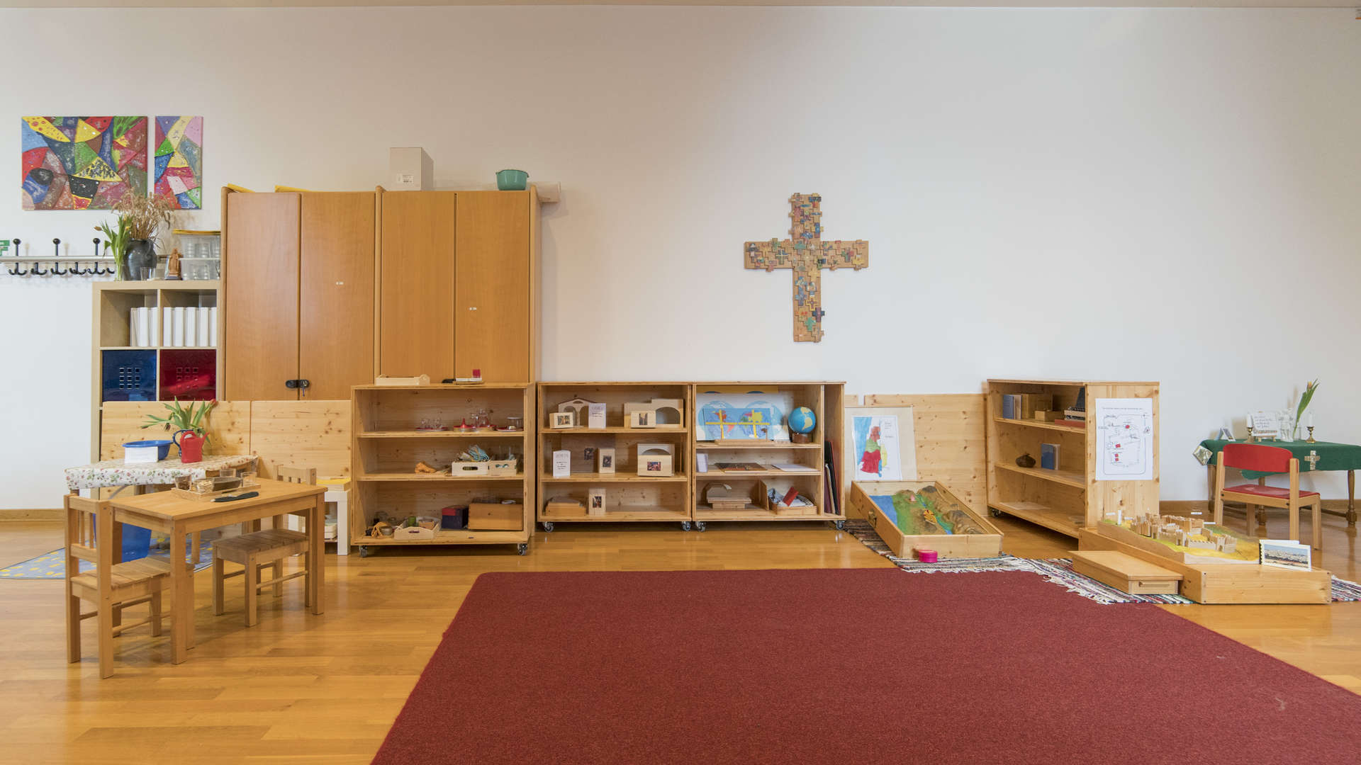 Atrium Stufe I in einem Mehrzweckraum in einer Pfarrei mit rollbaren und verschließbaren Regalen